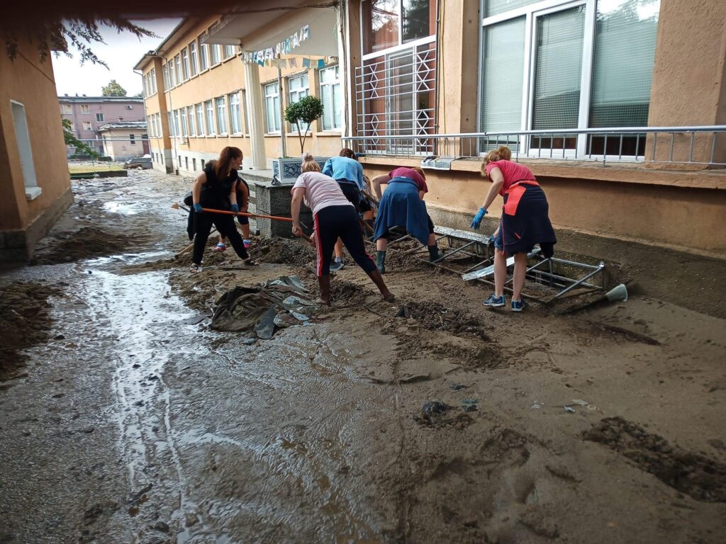 Гимназия в Карлово под вода, ученици, учители и багер разчистват (Снимки) 4 301225171 10228762225587404 145211083541046112 n