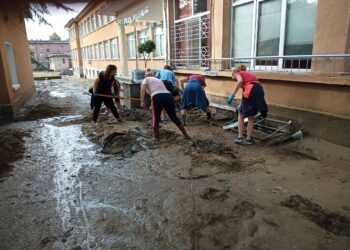 Гимназия в Карлово под вода, ученици, учители и багер разчистват (Снимки)