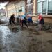 Гимназия в Карлово под вода, ученици, учители и багер разчистват (Снимки) 10 Гимназия в Карлово под вода, ученици, учители и багер разчистват (Снимки)