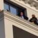 Кмет спасява работници на крачка от самоубийство, причината - забавени заплати 9 Кмет спасява работници на крачка от самоубийство, причината – забавени заплати
