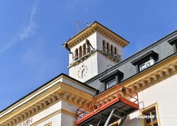 Ремонтират градския часовник в Сливен по алпийски способ (Снимки)