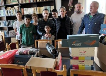 Добрите примери: Кмет дари заплатата си за обувки на деца в нужда