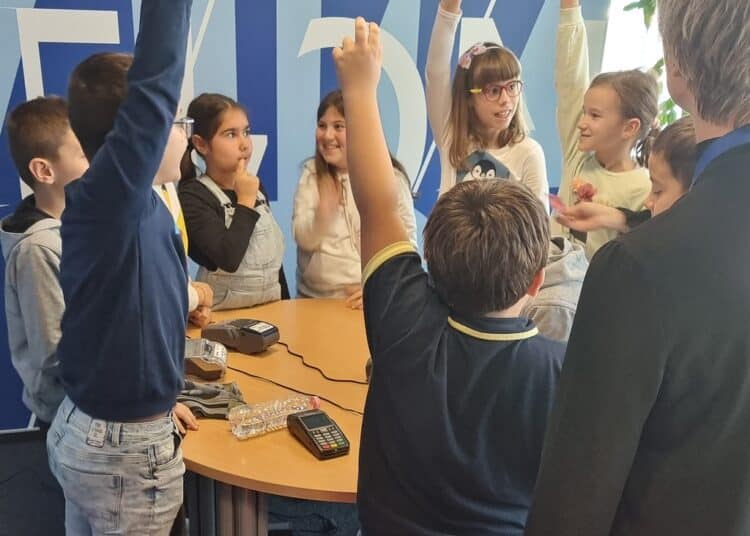Пощенска банка с инициатива „Гордея се с труда на моите родители“ 1 3 Photo Postbank 1