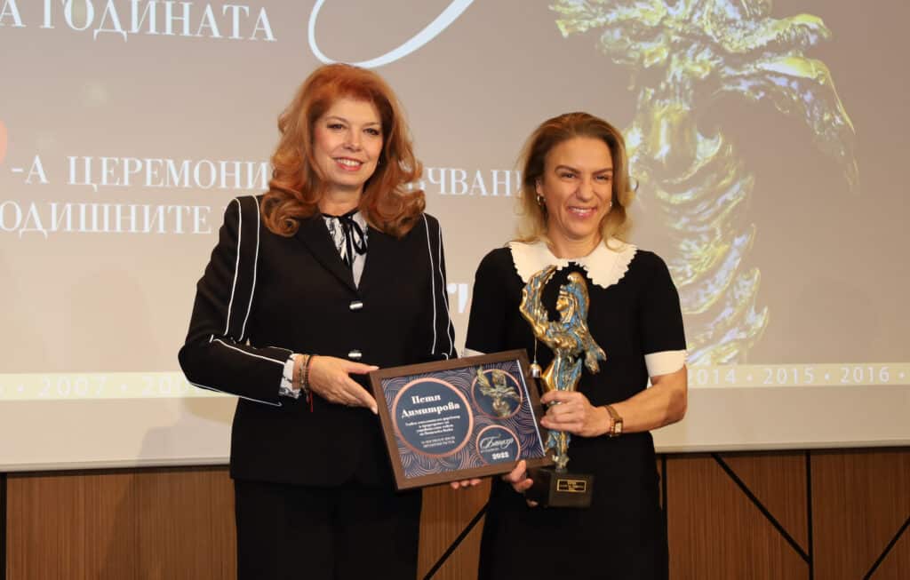 Петя Димитрова бе удостоена с наградата "Банкер на годината" 1 Photo Postbank Banker of year Award