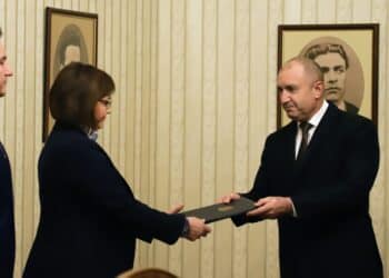 Нинова върна мандата, президентът пита юристи за следващия си ход