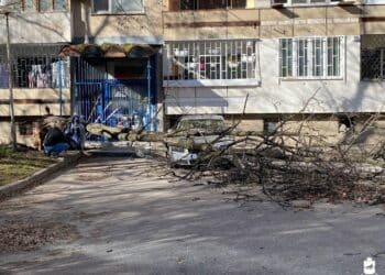 Вятърът отнесе ламарина от покрива на МС, блокира деца в училище