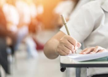 Ще има допълнителни матури за умения, зрелостниците с удостоверения