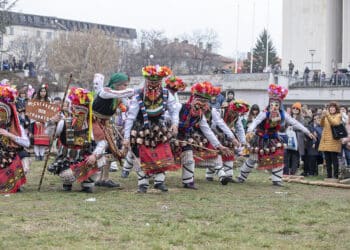 С хиляди хлопки и чанове наричат за здраве и плодородие в Стара Загора (снимки)
