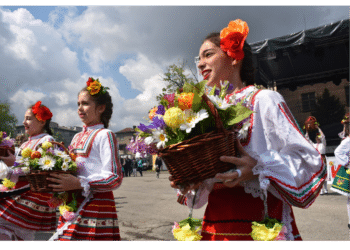 Празнично шествие за Цветница в Ловеч