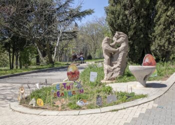 Стотици детски усмивки и шарени яйца изпъстриха зоопарка в Стара Загора