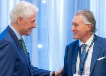 Бил Клинтън пристига отново в България, домакин на визитата е Кирил Домусчиев