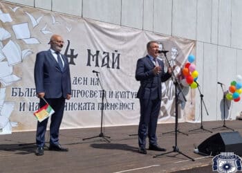 Кметът на Несебър награди десетки учители и културни дейци (снимки)