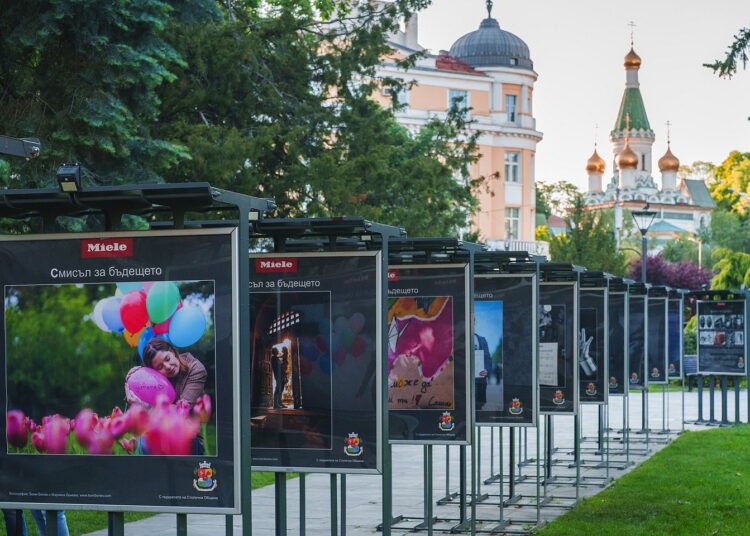 Автор на снимките от откриването на изложбата "Смисъл за бъдещето": Васил Николов
