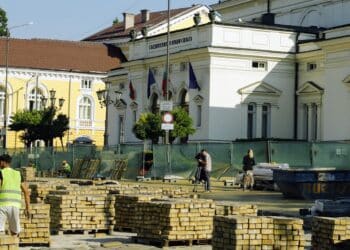 Редят паветата, днес е първият работен ден със затворен център