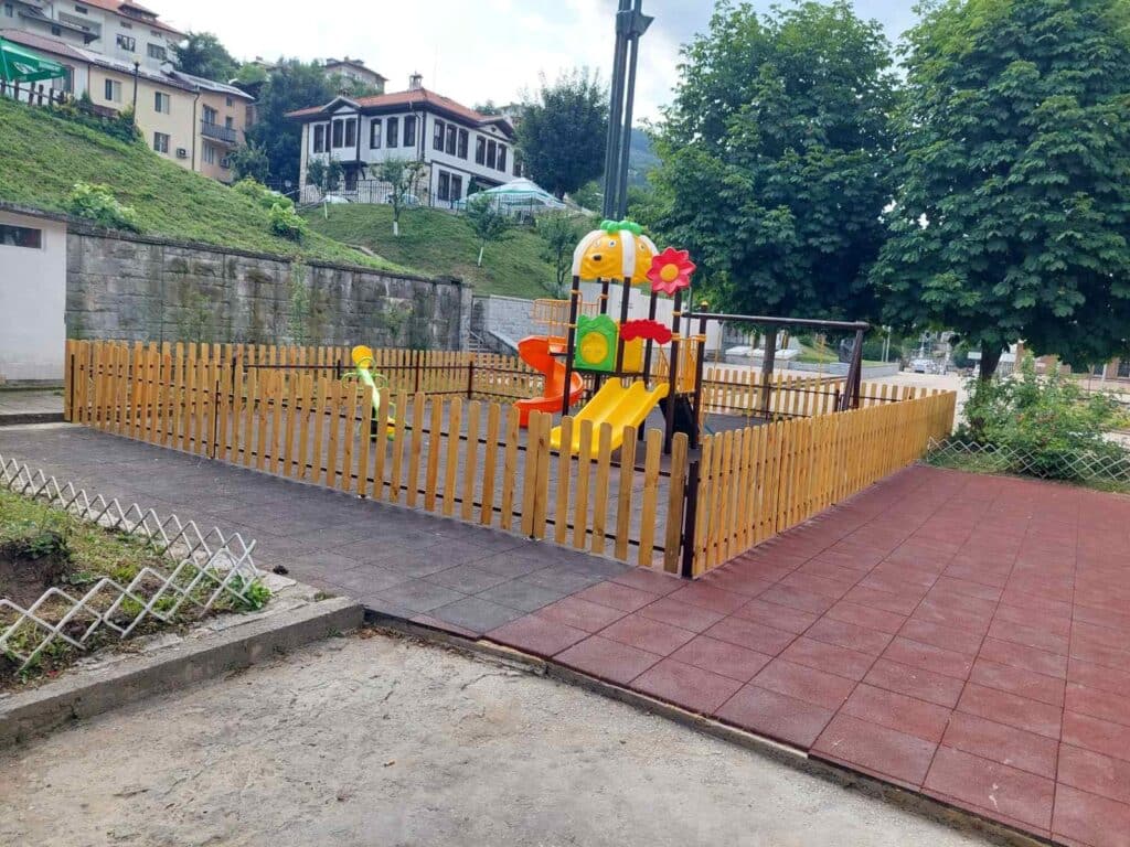 Изпълнено кметско обещание: Николай Мелемов реновира площад "Възраждане" в Смолян (снимки) 3 363428996 3105398499604257 5791462848122611487 n