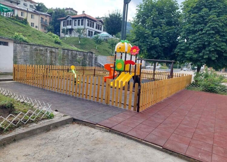 Изпълнено кметско обещание: Николай Мелемов реновира площад "Възраждане" в Смолян (снимки) 1 363428996 3105398499604257 5791462848122611487 n