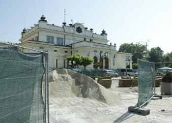 Ремонтът на жълтите павета приключва септември (снимки)
