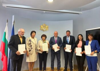 Увеличиха заплатите на учителите със задна дата