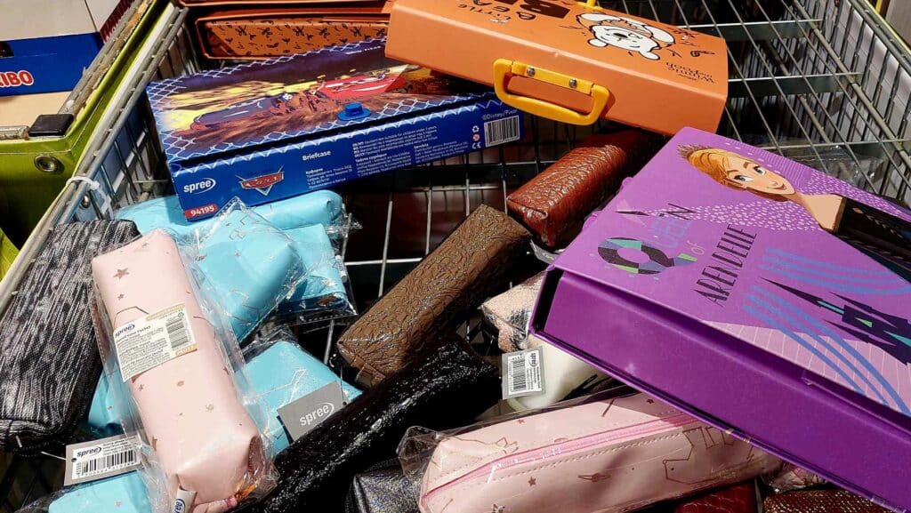 Липса на цени и неясни послания при продажба на стоки за ученика 1 Без цени