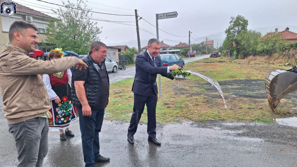 Кметът на Несебър даде начало на строителството на нов водопровод в с. Оризаре 2 2избр