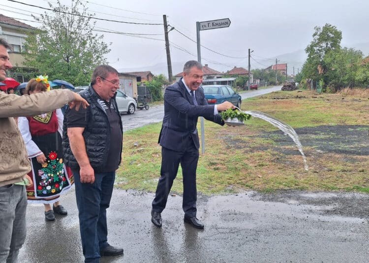 Кметът на Несебър даде начало на строителството на нов водопровод в с. Оризаре 1 2избр