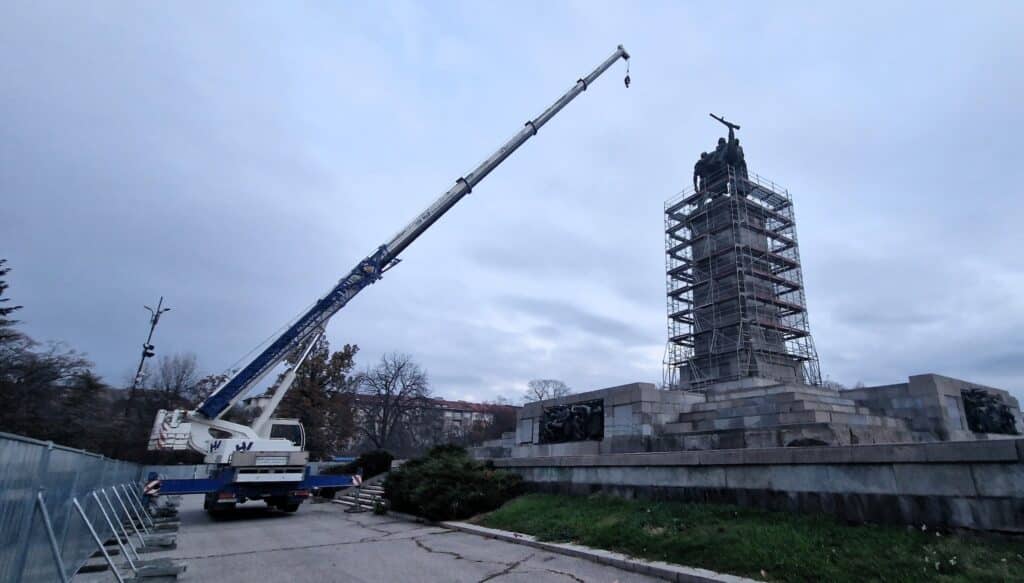 Демонтират Паметника на Съветската армия (снимки) 3 409985137 10159942736118309 1751163941963160941 n