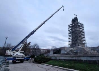 Демонтират Паметника на Съветската армия (снимки)