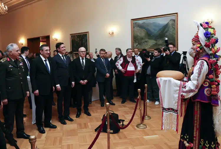 посолство с деца