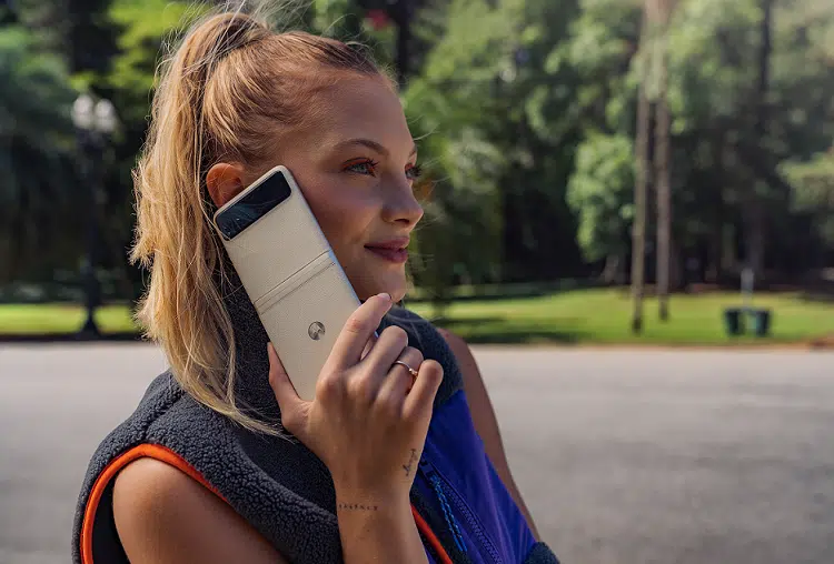 MOTOROLA RAZR 40 и MOTOROLA RAZR 40 ULTRA с до 150 лева отстъпка от Vivacom 1 motorola razr 40 5G 2 4