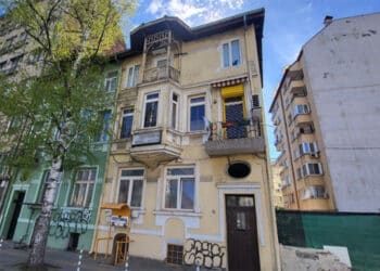 Ще станат ли пак недвижими културни ценности 17 сгради в центъра на София
