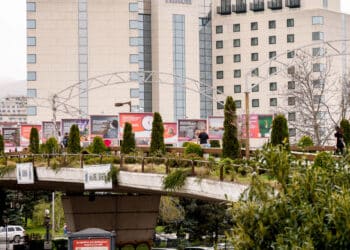 Изложба на #ПромениКартинката на Моста на влюбените разказва за мащаба на сериозния проблем с неправилно изхвърлените фасове