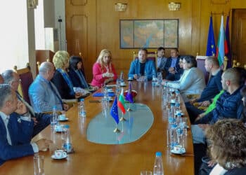 Два университета обединяват усилия за нови специалности за кадри в леката индустрия