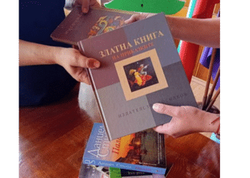 Дебелец чете и споделя книги
