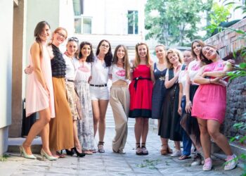 Елина Кешишева представя силата на жените чрез изкуството си в изложбата “Контакт”