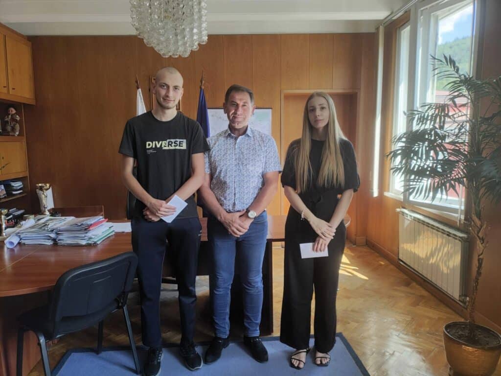 кмет Мадан студенти