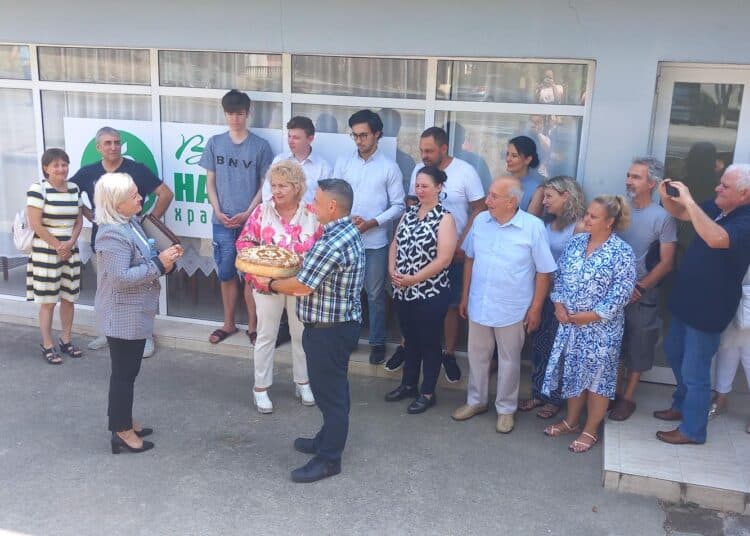 Хранителна банка отвори в Стара Загора 1 Председателят на Верният настойник Жельо Желев почерпи с пита за успех