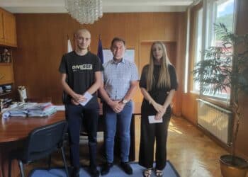 Кметът на Мадан отново плати университетските такси на отличници