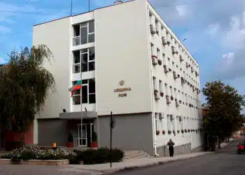 Лом ремонтира 20 улици