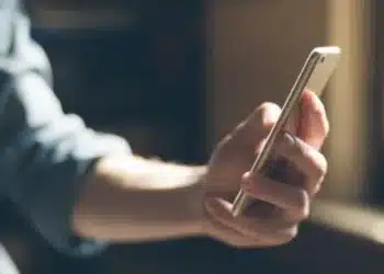 Смартфони в клас – какви са правилата в други държави