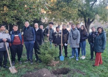 Ученици, община и бизнес засадиха дръвчета в Етрополе в знак на единство и добро партньорство