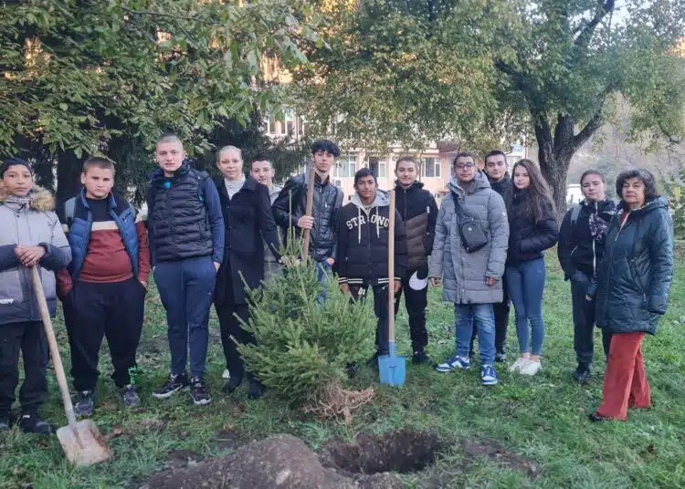 Ученици, община и бизнес засадиха дръвчета в Етрополе в знак на единство и добро партньорство 1 120241023 090216 1