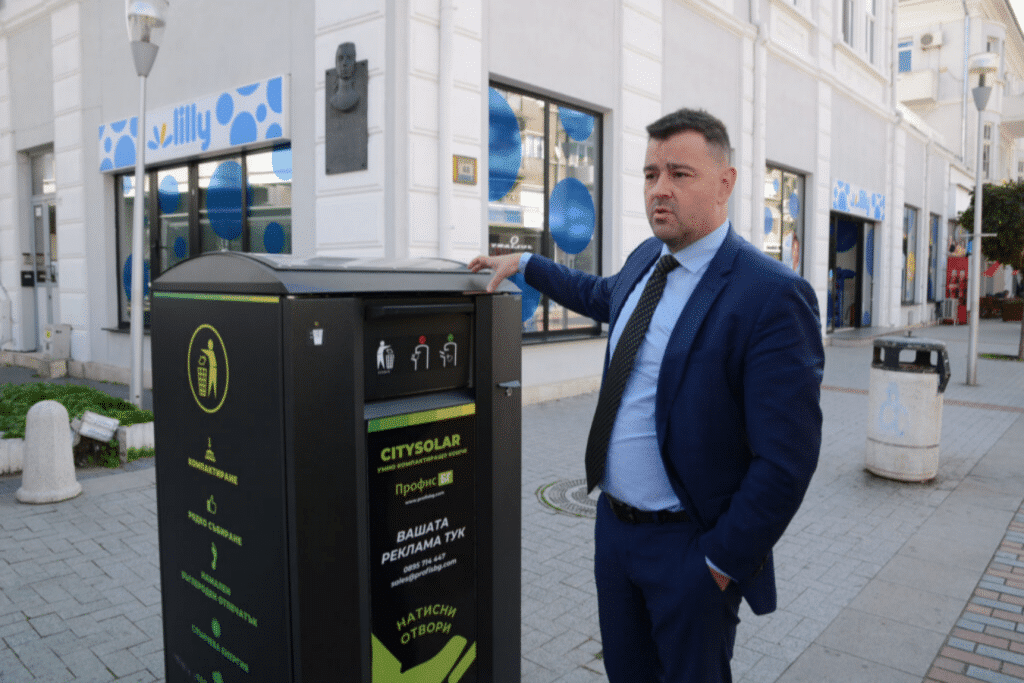 15837 zamestnik kmetat hristo rafailov napravi demonstracziya na nov smart kontejner s avtonomno upravlenie na otpadaczite dsc 5982 1024x697 1jpg