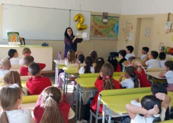 В училище в Несебър гостува писателката Елена Стойчева