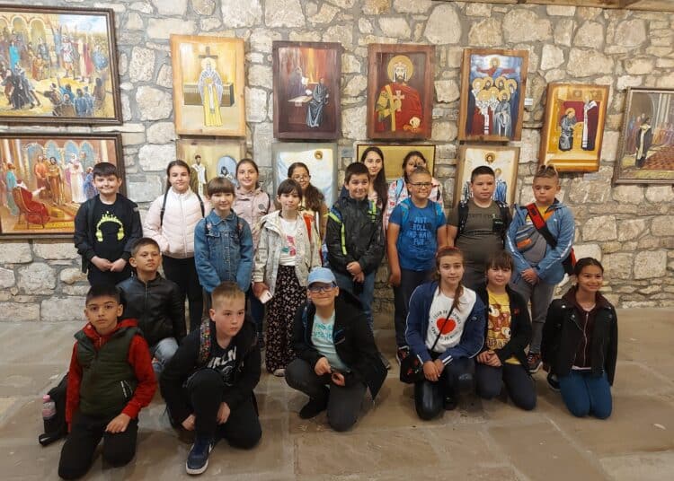 Пилоти възпитават в патриотизъм деца в Балчик 1 balchik decza izlozhba ikoni scaled 1