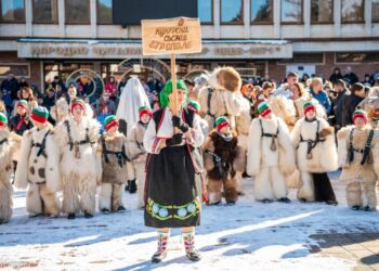 Грандиозно кукерно шествие прогони злите сили в Етрополе (снимки)