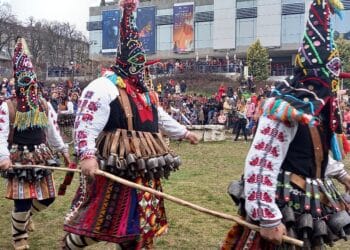 Над 700 маскирани персонажи гонят злото през март в Стара Загора (снимки)