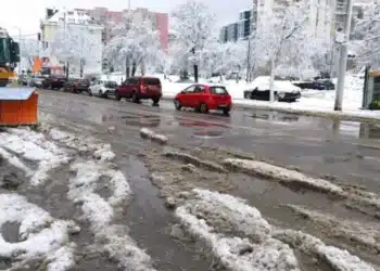 Силен вятър и снегонавявания, закъсали тирове и тапи