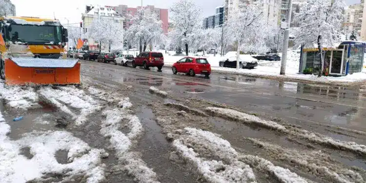 Сняг през април: 40 см снежна покривка в Родопите 1 3333 77777