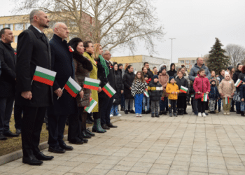 Малки и големи почетоха 3 март в Козлодуй (снимки)