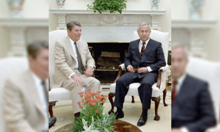 Гордиевски (вдясно) с американския президент Роналд Рейгън през 1987 г.

Снимка: Wikipedia